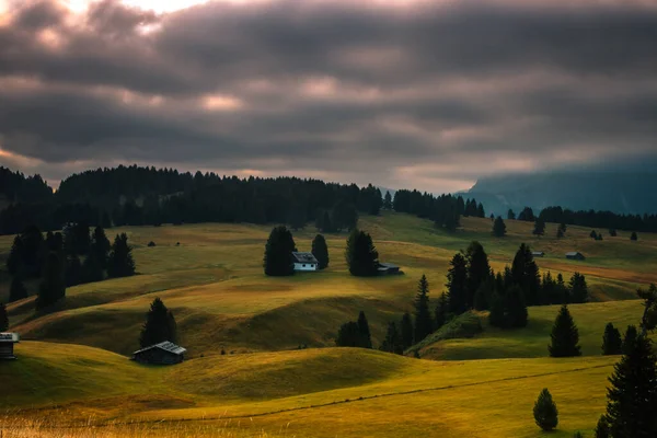 日の出山の牧草地で夜明け Seiser Alm Dolomites — ストック写真