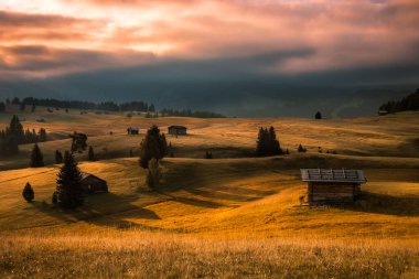 Dolomitlerdeki Seiser Alm dağ çayırında bulutlu bir gün doğumu