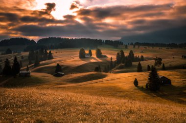 Dolomitlerdeki Seiser Alm dağ çayırında bulutlu bir gün doğumu