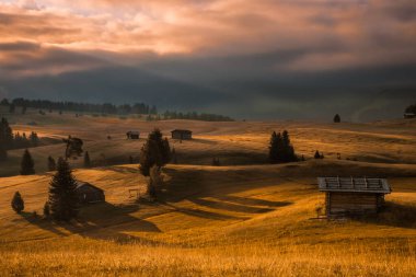 Dolomitlerdeki Seiser Alm çayırında bulutlu gün doğumu