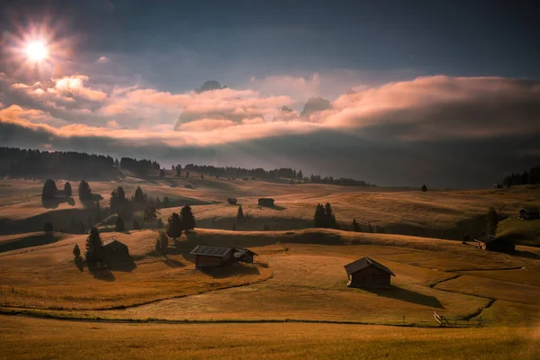 Lever Soleil Nuageux Sur Prairie Seiser Alm Dans Les Dolomites — Photo