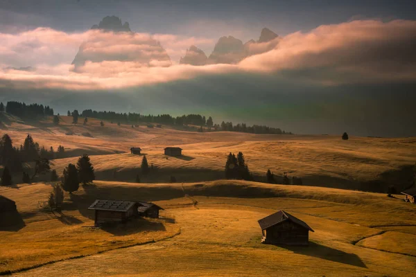 Felhős Napkelte Dolomitokban Seiser Alm Réten — Stock Fotó