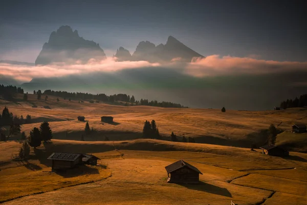 Lever Soleil Nuageux Sur Prairie Seiser Alm Dans Les Dolomites — Photo