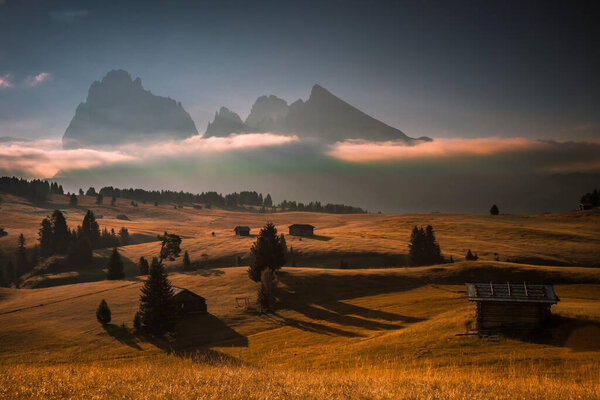 Облачный восход солнца на лугу Сейзер-Альм в Доломитах