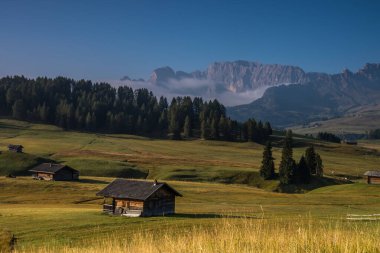 Dolomitlerdeki Seiser Alm dağ çayırında gün doğumu
