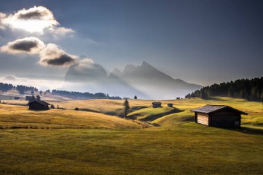Dolomitlerdeki Seiser Alm dağ çayırında gün doğumu