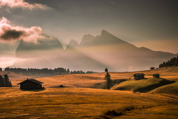 Восход солнца на горном лугу Сейзер-Альм в Доломитах