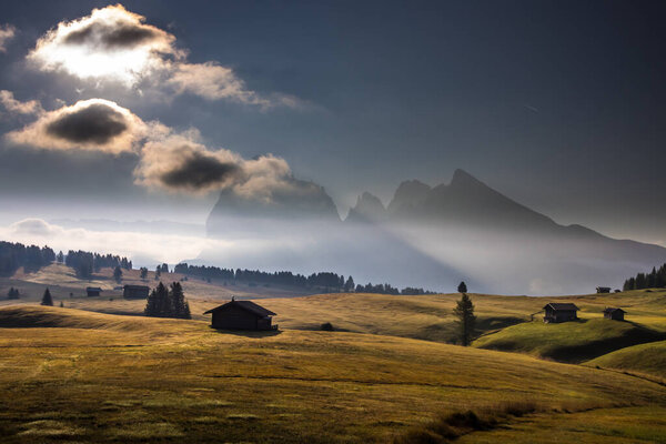 Восход солнца на горном лугу Сейзер-Альм в Доломитах