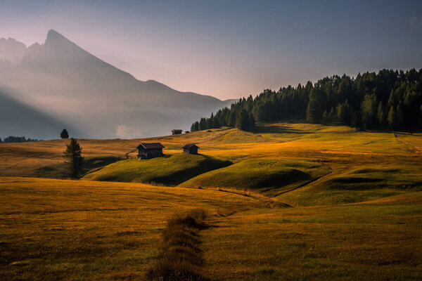 Восход солнца на горном лугу Сейзер-Альм в Доломитах