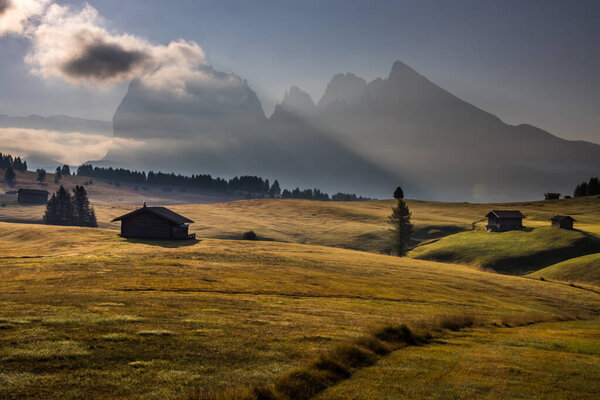 Восход солнца на горном лугу Сейзер-Альм в Доломитах