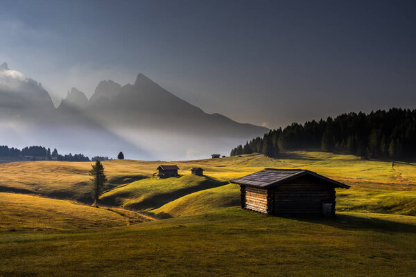Восход солнца на горном лугу Сейзер-Альм в Доломитах