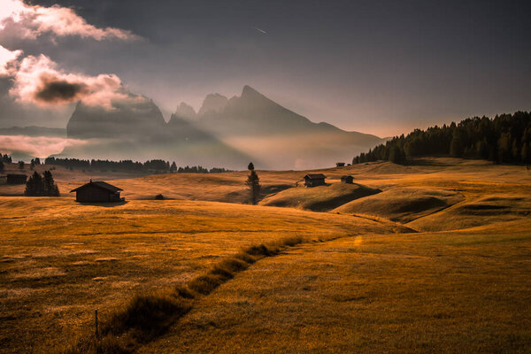 Восход солнца на горном лугу Сейзер-Альм в Доломитах