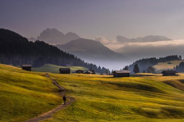 Dolomitlerdeki Seiser Alm dağ çayırında gün doğumu