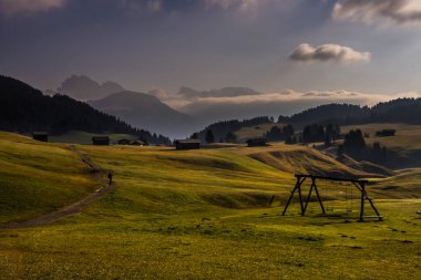 Dolomitlerdeki Seiser Alm dağ çayırında gün doğumu