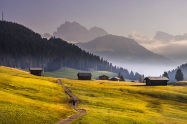 Dolomitlerdeki Seiser Alm dağ çayırında gün doğumu