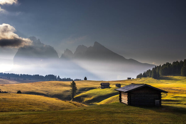 Восход солнца на горном лугу Сейзер-Альм в Доломитах