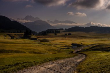 Dolomitlerdeki Seiser Alm dağ çayırında gün doğumu