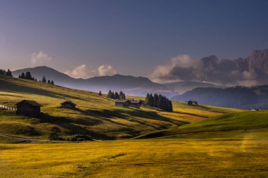 Dolomitlerdeki Seiser Alm dağ çayırında gün doğumu