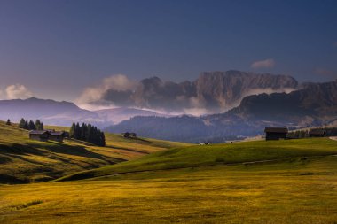 Dolomitlerdeki Seiser Alm dağ çayırında gün doğumu