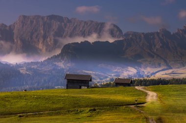 Dolomitlerdeki Seiser Alm dağ çayırında gün doğumu