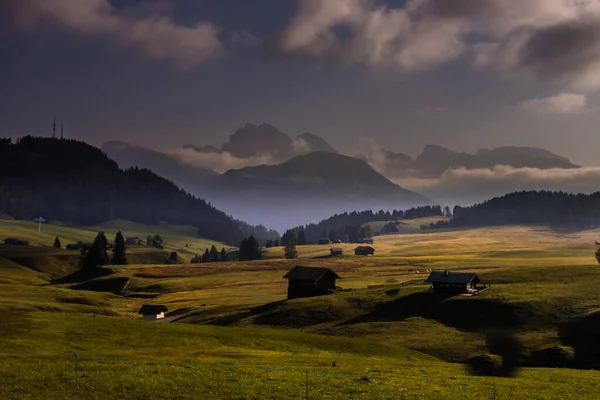 日の出On Seiser Alm山の牧草地でドロマイト — ストック写真