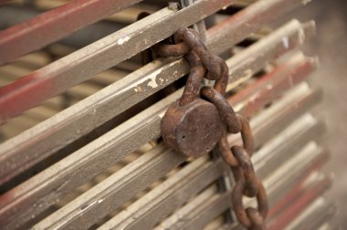 Paslı kilit zinciri