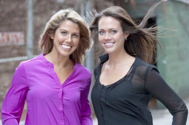 Mutlu kadın açık havada poz