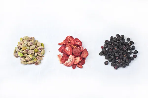 Pimpernoten (pistaches), bevroren gedroogde aardbeien en blueberrie — Stockfoto