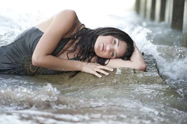 Modelka v mokrých šatech na pláži — Stock fotografie