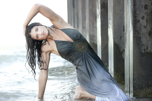 Modèle féminin en robe mouillée à la plage — Photo