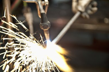 metal fabricator meşale kullanarak