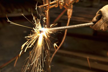 metal fabricator meşale kullanarak