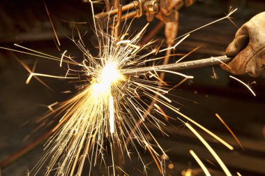 metal fabricator meşale kullanarak