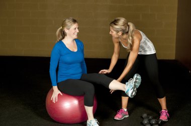 Hamile kadın kadın eğitmen ile germe