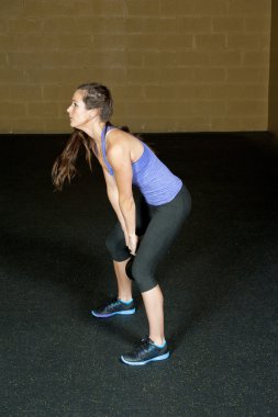 Genç ve spor eğitmeni poz