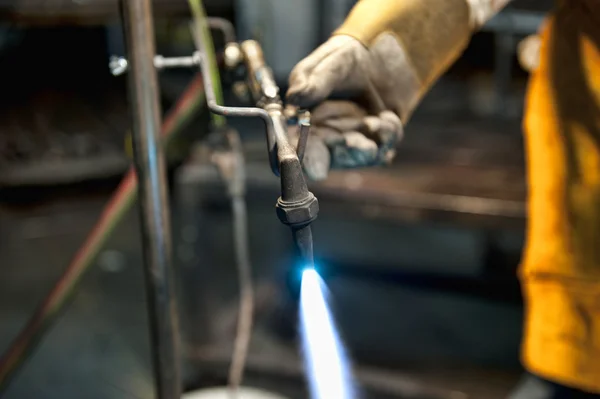 Employee regulates the gas of a torch — Stock Photo, Image