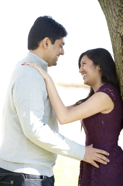 Um jovem casal indiano feliz — Fotografia de Stock