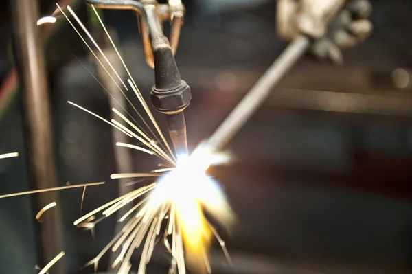 Fabricant de métal utilisant une torche — Photo