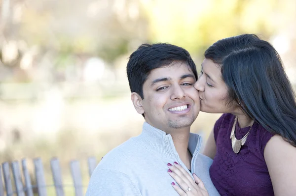 Mladá šťastná indická dívka líbání její snoubenec — Stock fotografie