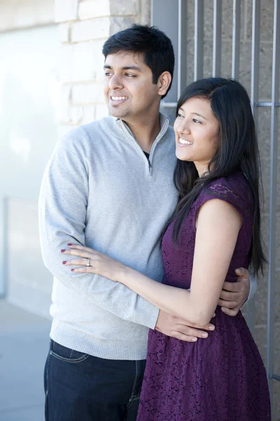 Un jeune couple indien heureux — Photo