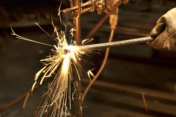 Fabricant de métal utilisant une torche — Photo