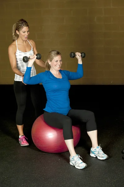 Mujer embarazada haciendo ejercicio con una entrenadora —  Fotos de Stock