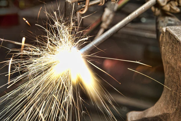 Fabricant de métal utilisant une torche — Photo