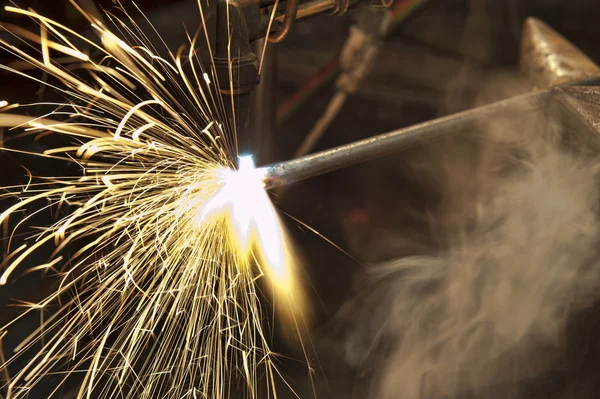 Metal fabricator utilizing a torch to heat up a piece of metal — Stock Photo, Image