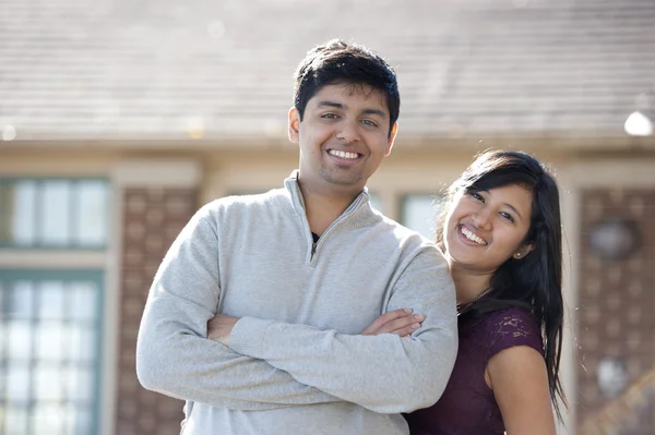 Een jonge Indiase gelukkige paar — Stockfoto