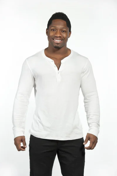 Afro-americano masculino modelo vestindo um branco casual t-shirt — Fotografia de Stock