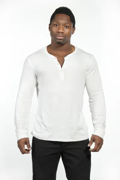 Beyaz bir casual t-shirt giyen Afro-Amerikan erkek modeli — Stok fotoğraf