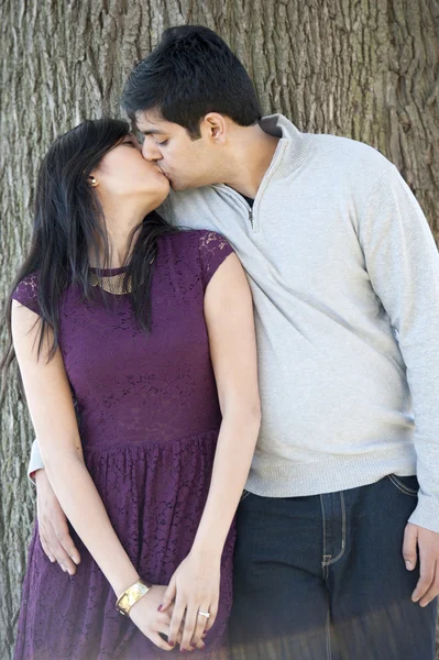 Una joven pareja india feliz — Foto de Stock