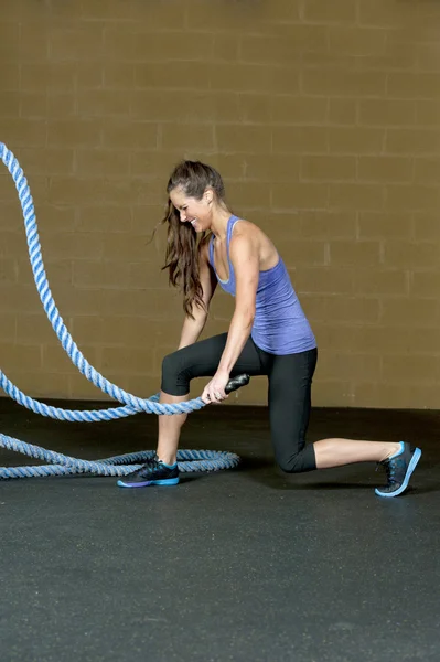 Entrenamiento de mujer con cuerdas de entrenamiento atlético — Foto de Stock