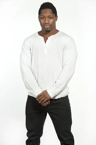Afro-americano masculino modelo vestindo um branco casual t-shirt — Fotografia de Stock
